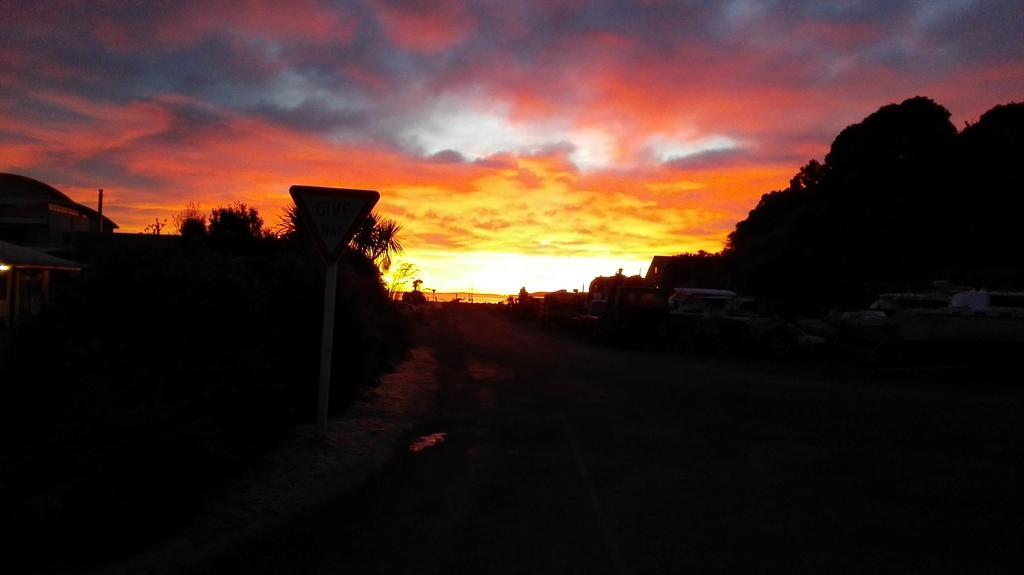 ハーフムーンベイ Stewart Island Backpackersホステル エクステリア 写真